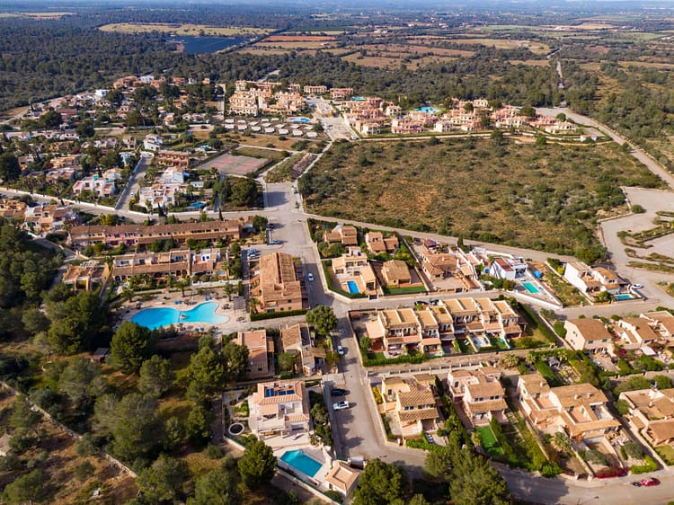 Aerial view of residential villas and luxury properties in Sotogrande, showcasing the upscale real estate market and green surroundings.