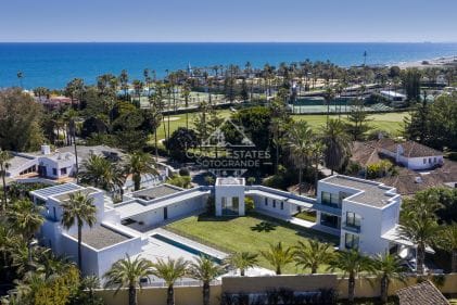 Mediterrane Villa mit moderner Architektur in Kings and Queens Sotogrande zu verkaufen