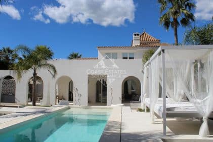 Moderna villa de estilo ibicenco con 5 dormitorios para alquiler vacacional en Sotogrande Costa