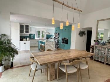 Villa familiar con 5 dormitorios en zona cotizada de Sotogrande Costa disponible para alquiler a corto plazo