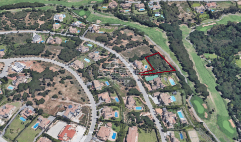 Building plot very well located in Calle Granada an established area with fantastic views in Sotogrande Alto