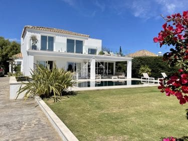 Villa moderna con 4 dormitorios y vistas impresionantes a las montañas y al mar en Sotogrande para alquiler a corto plazo