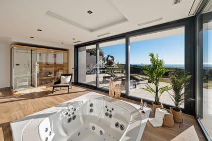 Impresionante villa de estilo contemporáneo con vistas al mar en La Reserva de Sotogrande