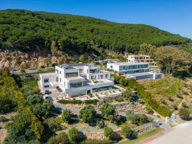 Villa mit atemberaubender Aussicht und Innenpool in La Reserva de Sotogrande zu verkaufen
