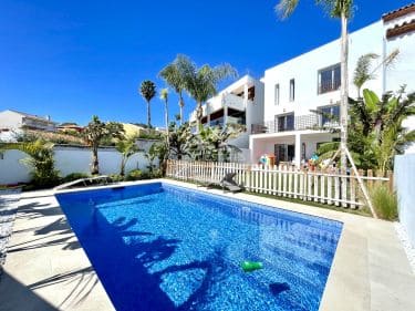 Modernes Einfamilienhaus in Pueblo Nuevo mit privatem Garten und Swimmingpool zur Sommervermietung verfügbar