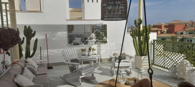 Atemberaubendes Penthouse mit Blick auf den Yachthafen und privatem Pool zur Sommerfrische in Sotogrande