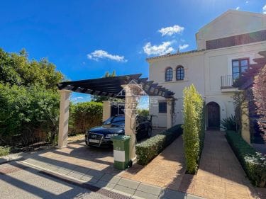 Amplia casa adosada en Los Cortijos de La Reserva en venta