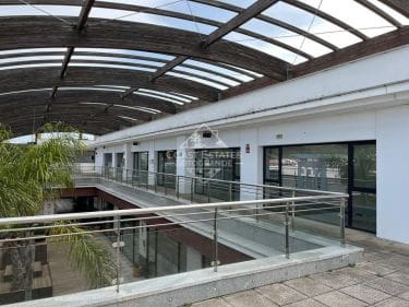 Local comercial reformado y listo para su uso inmediato en Sotomarket, Sotogrande en venta