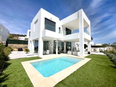 Contemporary villa with stunning views over the sea and Gibraltar for sale
