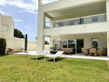 Moderne Erdgeschosswohnung mit drei Schlafzimmern im San Roque Club in Emerald Green