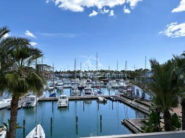 Amplio apartamento de tres dormitorios con piscina comunitaria en la Marina de Sotogrande