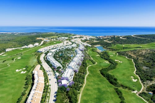 Apartamento en planta baja de nueva construcción junto al Club de Golf Alcaidesa con fantásticas vistas al mar