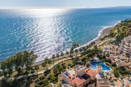 Luxury front line beach apartment next to the Kempinski in Estepona